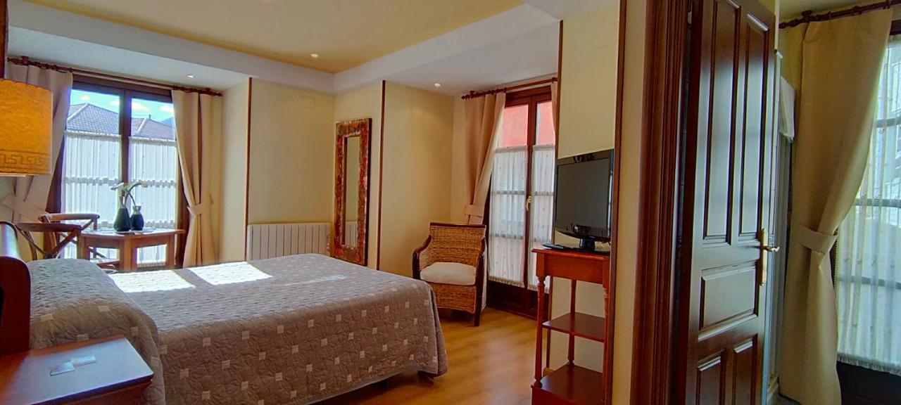 Hotel Rural La Plaza Caso Extérieur photo