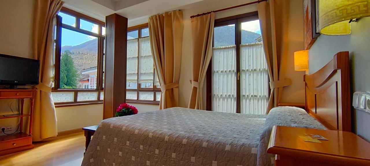 Hotel Rural La Plaza Caso Extérieur photo